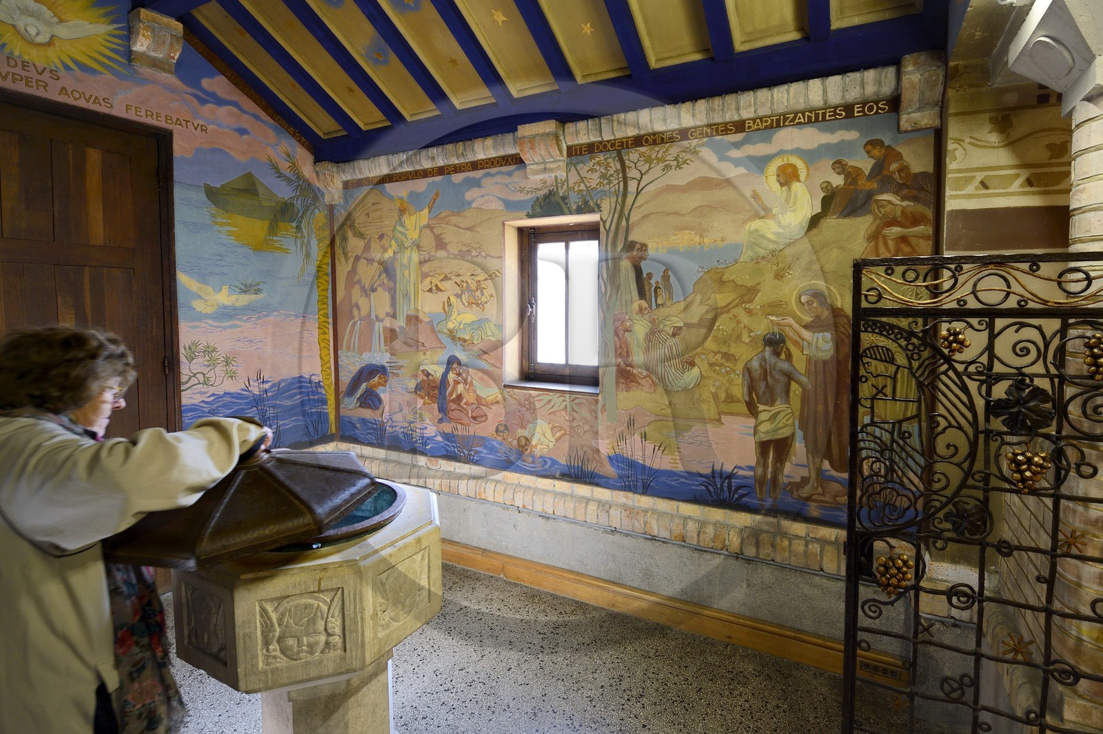 France, Marne (51), Reims, l’église Saint-Nicaise batie en 1923 dans la cité-jardin du Chemin Vert, le baptistère dans la chapelle de la Vierge avec une fresque de Maurice Denis
