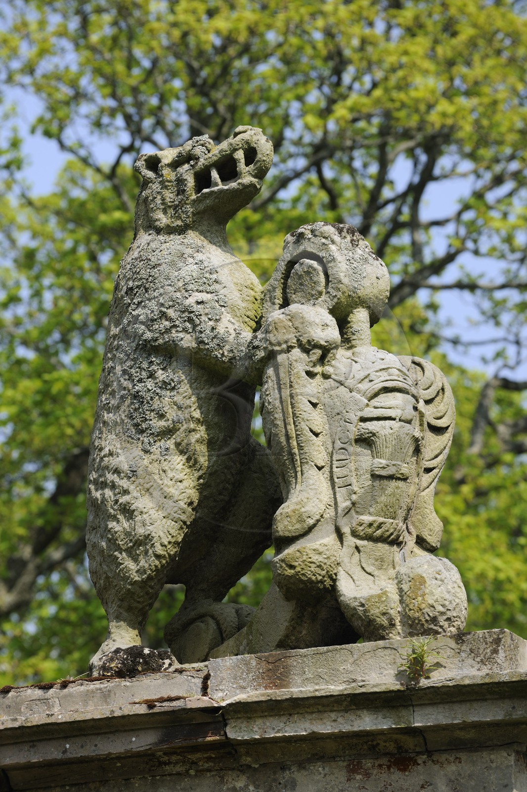 Royaume-Uni, Ecosse, région des Borders, vallée de la Tweed, le château de Traquair House, ours sur les piliers de la grille principale