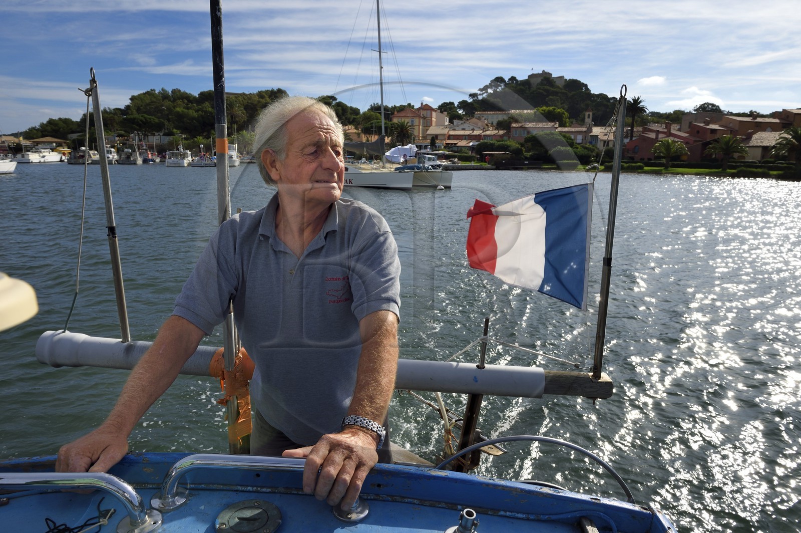 France, Var (83), Iles d'Hyères, parc national de Port Cros, Ile de Porquerolles, Bernard Samuel dit Sam le pêcheur sur son pointu (bateau) Le Corailleur quittant le port de Porquerolles