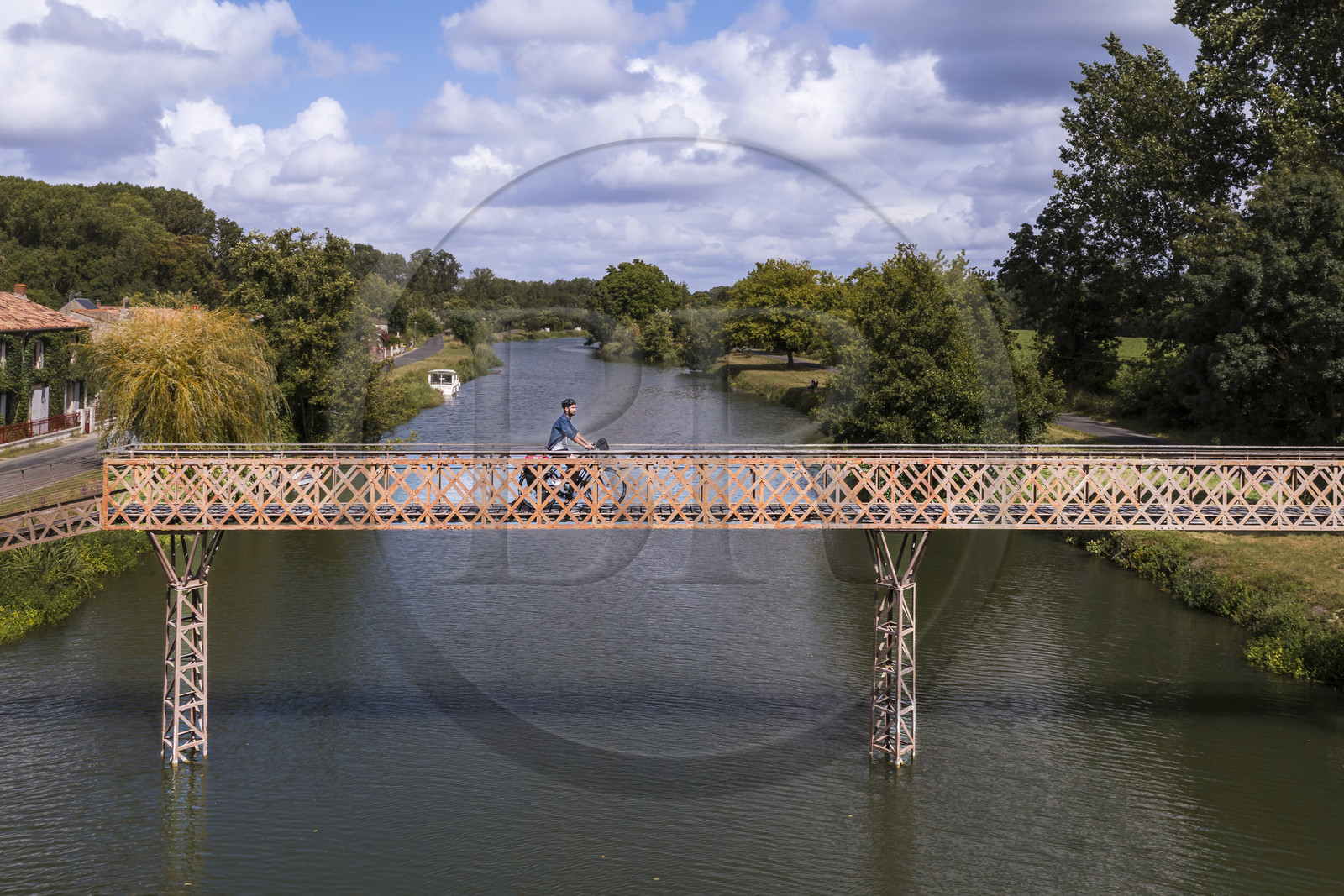 France, Deux-Sèvres (79), le Marais Poitevin, la Venise Verte, Le Mazeau, randonnée à bicyclette le long de la Sèvre Niortaise et passage d'une passerelle(vue aérienne)