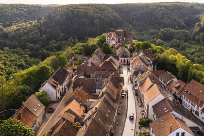 France, Bas-Rhin, Parc regional des Vosges du nord (Northern Vosges Regional Natural Park), La Petite Pierre, the castle of Lutzelstein and the church at the tip of the old village (aerial view)