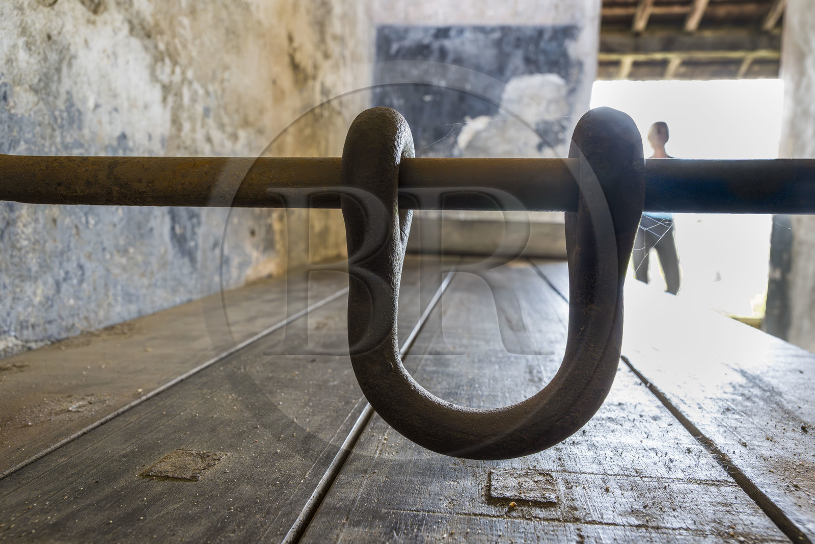 France, Guyane, Saint-Laurent-du-Maroni, bagne ou Camp de la Transportation, les quartiers disciplinaires, intérieur d'une cellule individuelle, planche lit sur laquelle les pieds du bagnard était entravés