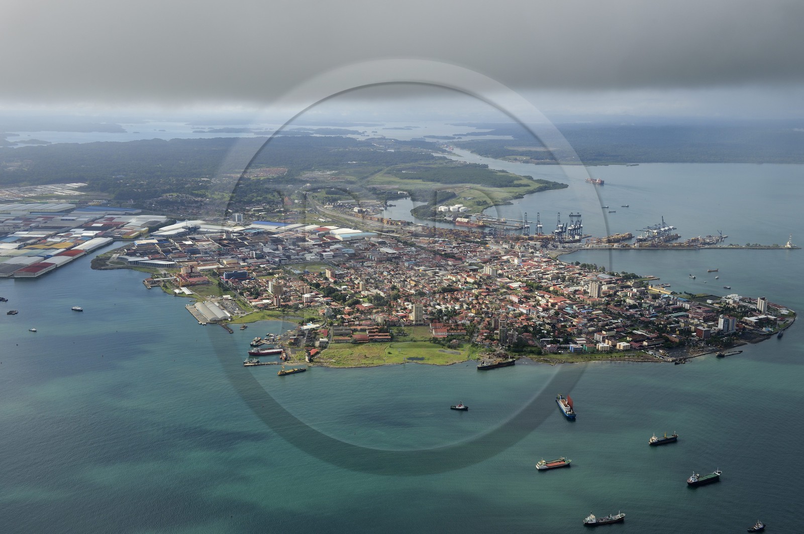 Panama, province de Colon, la ville de colon dans la baie Limon (Bahia Limon) à la sortie du Canal de Panama coté Atlantique en arrière plan à droite, les immenses hangars correspondent à la Zone franche de Colon (vue aérienne)