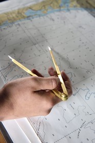 France, Var (83), Toulon, la base navale (Arsenal), le porte-avions à propulsion nucléaire Charles de Gaulle en rénovation de mi-vie, officier à la passerelle de navigation étudiant une carte avec son compas