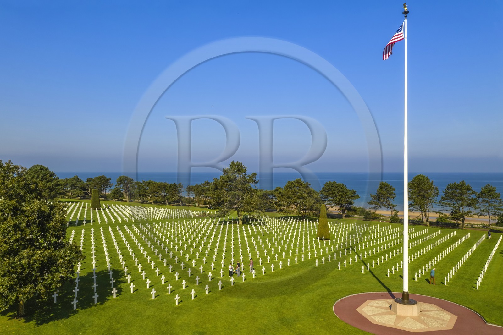 France, Calvados (14), Colleville-sur-Mer, cimetière américain de Colleville-sur-Mer et la plage du débarquement de Omaha Beach en arrière plan