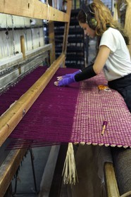 France, Var (83), Presqu'Ile de Saint-Tropez, Cogolin, la Manufacture Cogolin fabrique des tapis depuis 1924, la plupart sont tissés par lés sur des métiers Jacquard à bras du XIXème siècle, tissage du raphia sur un métier à tisser plat