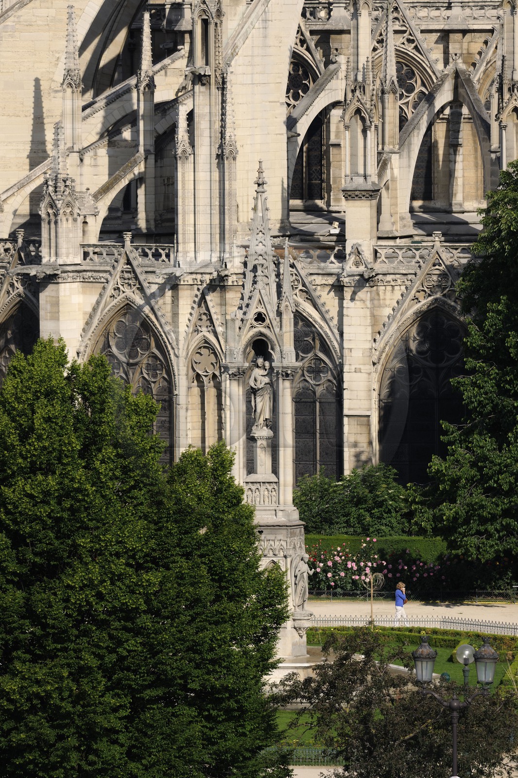 France, Paris (75), île de la Cité, la cathédrale Notre-Dame, le chevet derrière la Vierge à l'enfant dans le square Notre-Dame
