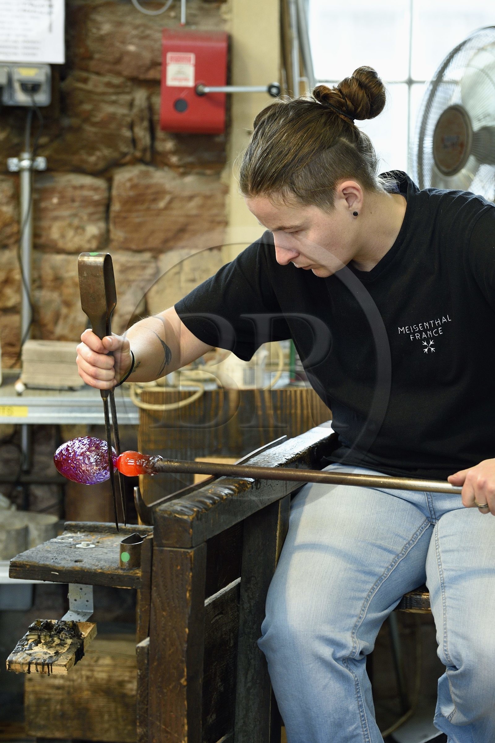France, Moselle (57), Meisenthal, Centre international d’Art verrier (CIAV), l'atelier de soufflage, fabrication artisanale d'une boule de Noël, façonnage à la sortie du moule de soufflage