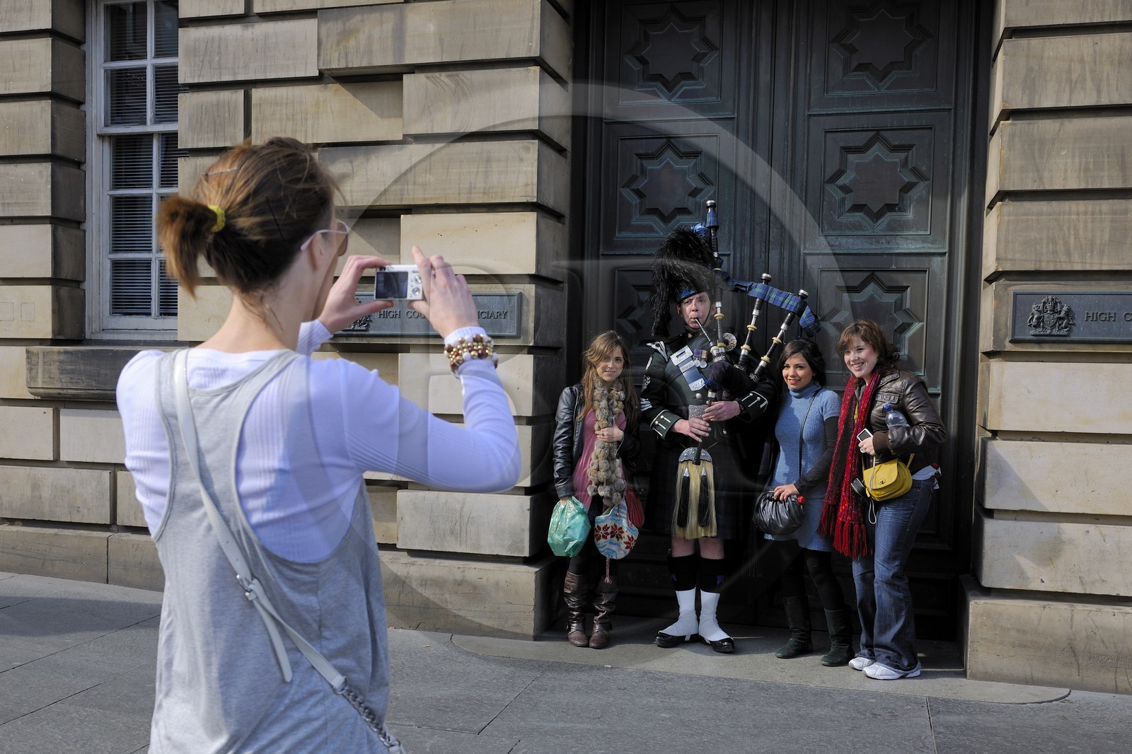 Royaume-Uni, Ecosse, Edimbourg, The Royal Mile, joueur de cornemuse dans High street