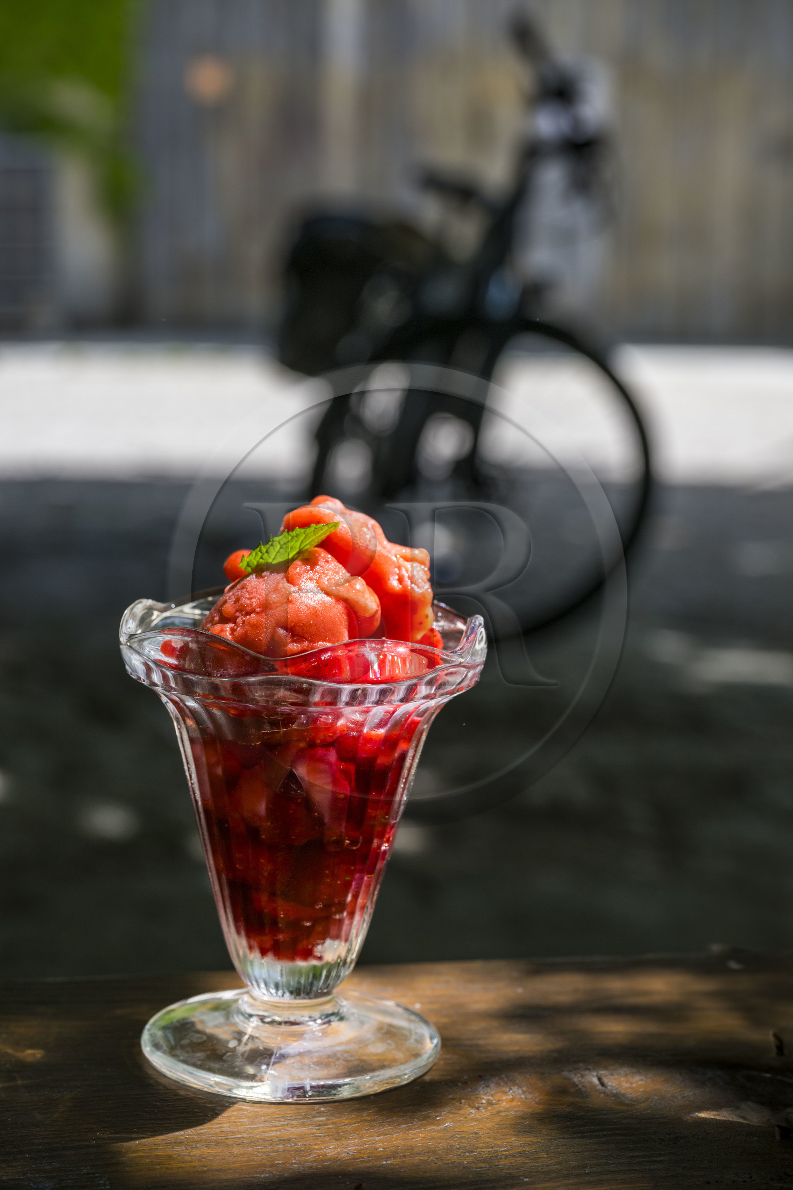 France, Vaucluse (84), Sarrians, Domaine de l'Oiselet, sorbet de fraise maison