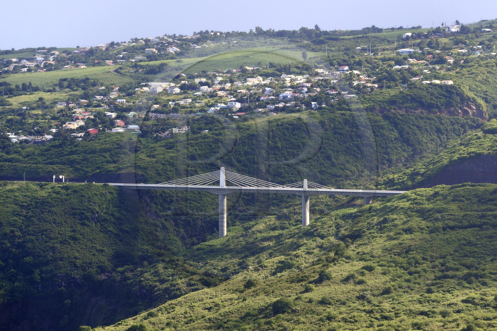 France, île de la Réunion, côte ouest, pont à haubans sur la route des Tamarins enjambant la Ravine Trois Bassins (vue aérienne)