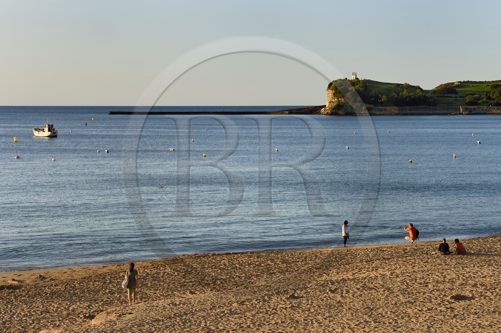 France, Pyrénées-Atlantiques (64), Pays-Basque, Saint-Jean-de-Luz, la plage et la Pointe de Sainte-Barbe