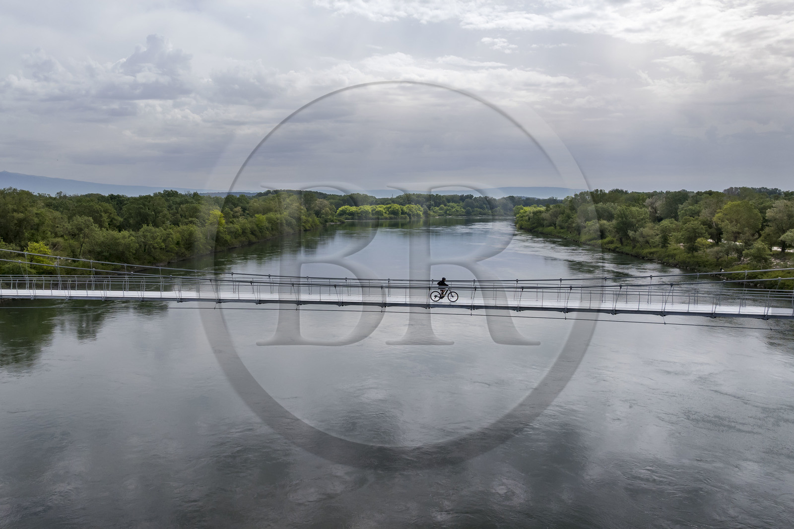 France, Vaucluse (84), Sorgues, véloroute ViaRhona, cyclistes traversant la passerelle suspendue de l’Oiselay-Sauveterre sur le Rhone (vue aérienne)