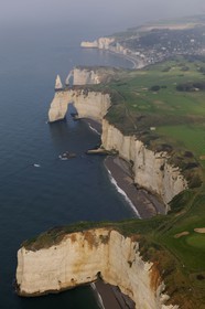 France, Seine-Maritime (76), Pays de Caux, Côte d'Albâtre, Etretat, les falaises d'Aval et le golf (vue aérienne)