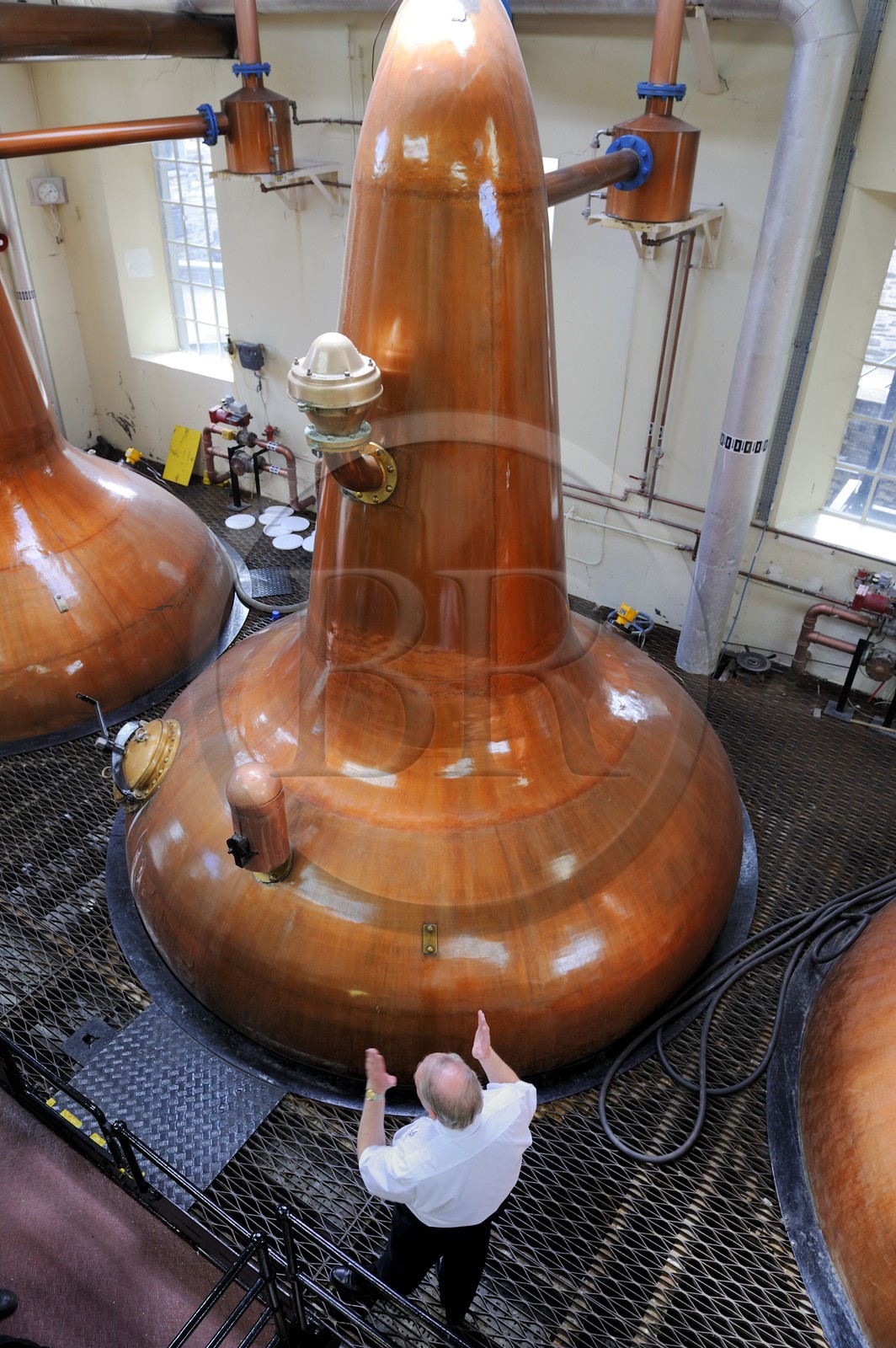 Royaume-Uni, Ecosse, Iles Orcades, Kirkwall, distillerie de whisky Highland Park, distillation du wash dans des alambics en cuivre Pot-stills