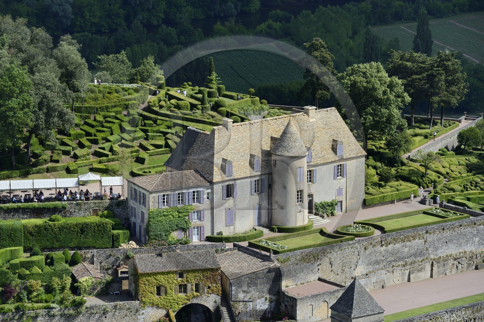 France, Dordogne (24), Périgord Noir, vallée de la Dordogne, Vézac, les jardins du château de Marqueyssac du XVIIIe siècle (vue aérienne)