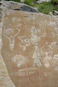 France, Alpes-Maritimes (06), parc national du Mercantour, Vallée des Merveilles parsemée de milliers de gravures rupestres de l'Age de bronze, roche gravée de figures corniformes, de poignards, d'incisions linéaires et d'un graffiti de Battista Maro qui est probablement le berger qui a le plus laissé son empreinte sur le site au début du siècle dernier