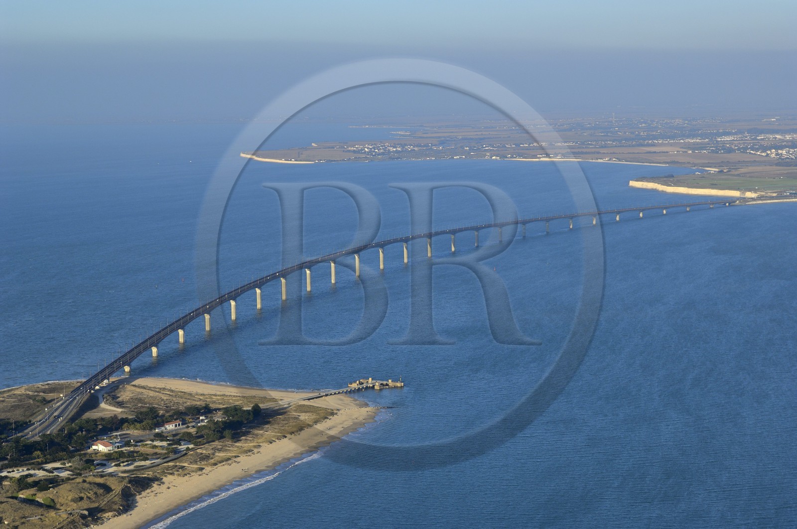France, Charente-Maritime (17), Pont-viaduc de l'île de Ré (vue aérienne)