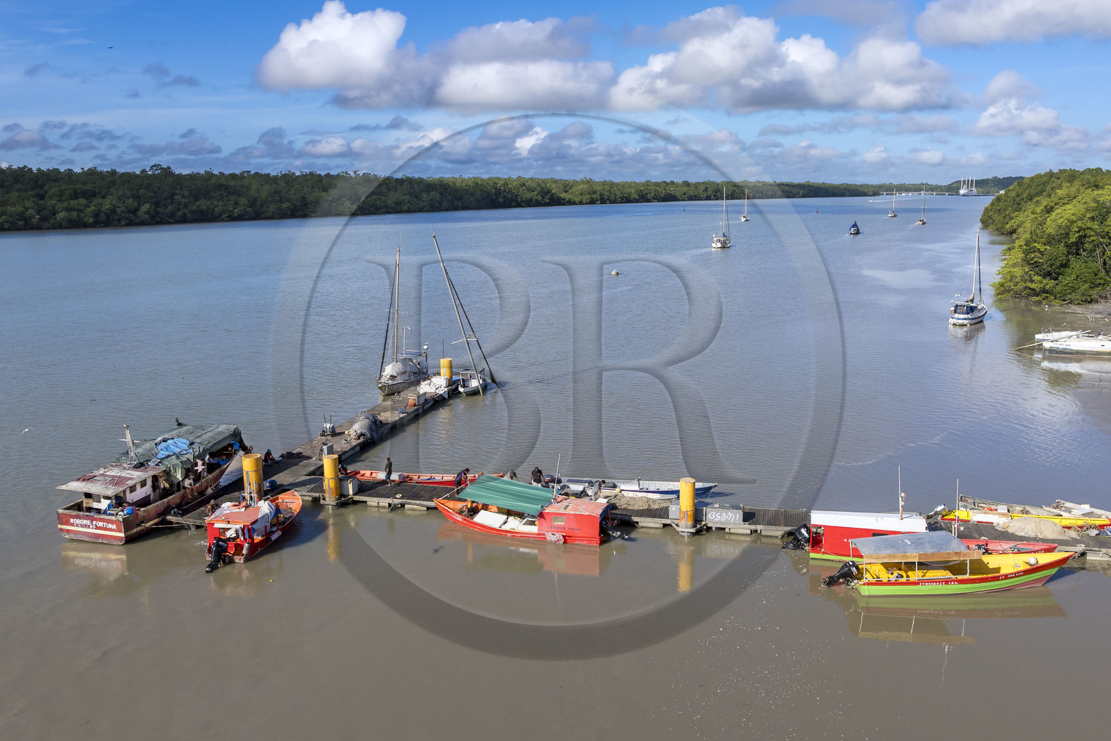 France, Guyane, Kourou, le ponton des pêcheurs sur l'estuaire du fleuve Kourou à proximité de la gare maritime des Balourous (vue aérienne)