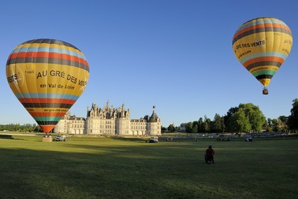 France, Loir et Cher (41), Vallée de la Loire classée Patrimoine Mondial de l' UNESCO, château de Chambord, montgolfières au décollage