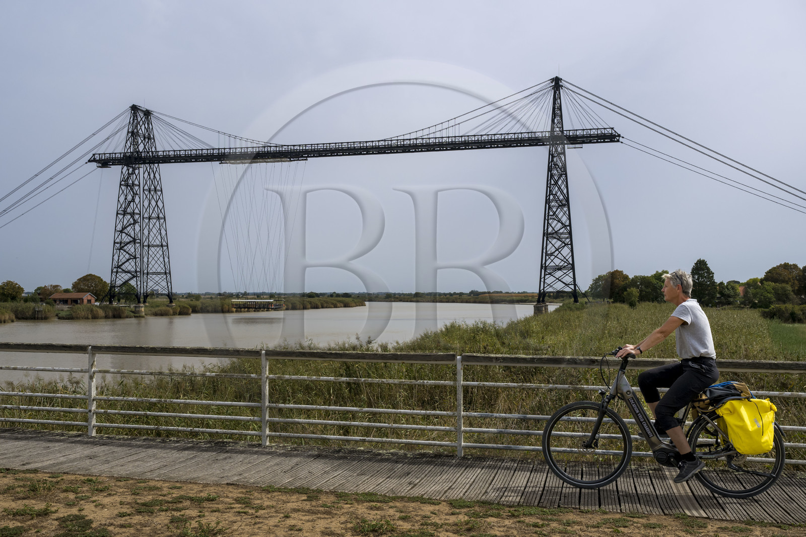 France, Charente-Maritime (17),  Rochefort, le pont transbordeur de Rochefort (ou Martrou) construit par Ferdinand Arnodin en 1900, cycliste faisant la véloroute