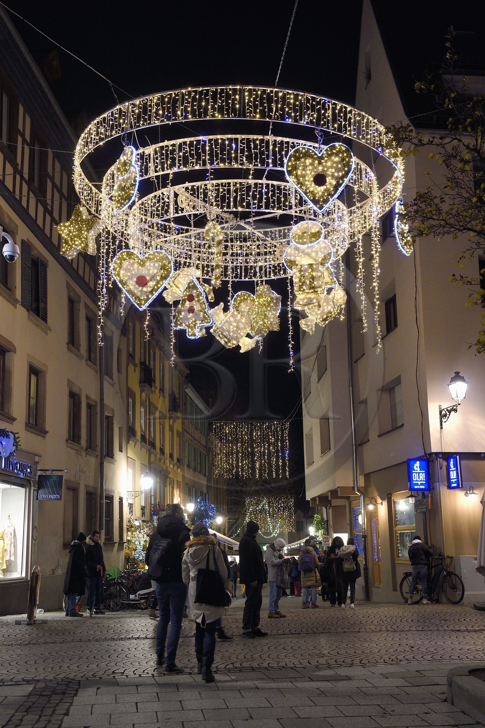 France, Bas-Rhin (67), Strasbourg, vieille ville classée au Patrimoine Mondial de l’UNESCO, luminaire de Noël accroché à l'angle de Grand Rue et de rue du Fossé des Tanneurs