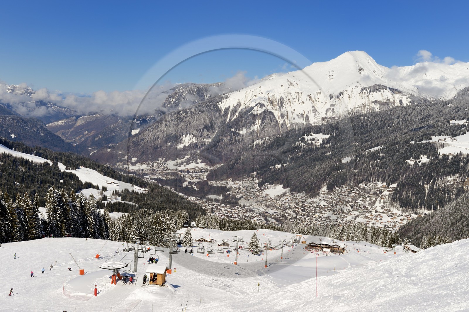 France, Haute-Savoie (74), Morzine, la vallée d'Aulps, massif du Chablais, domaine skiable des Portes du Soleil, vu depuis le Pléney (1554m)