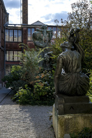 France, Paris (75), le musée du sculpteur Antoine Bourdelle, jardin intérieur, Vierge à l'offrande, Centaure mourant et Sapho (bronze)