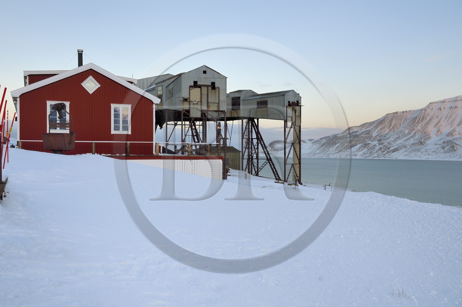 Norvège, Svalbard, Spitzberg, Longyearbyen, Taubanesentralen, batiment central abandonné du téléphérique utilisé pour le transport des chariots de charbon des mines vers le port