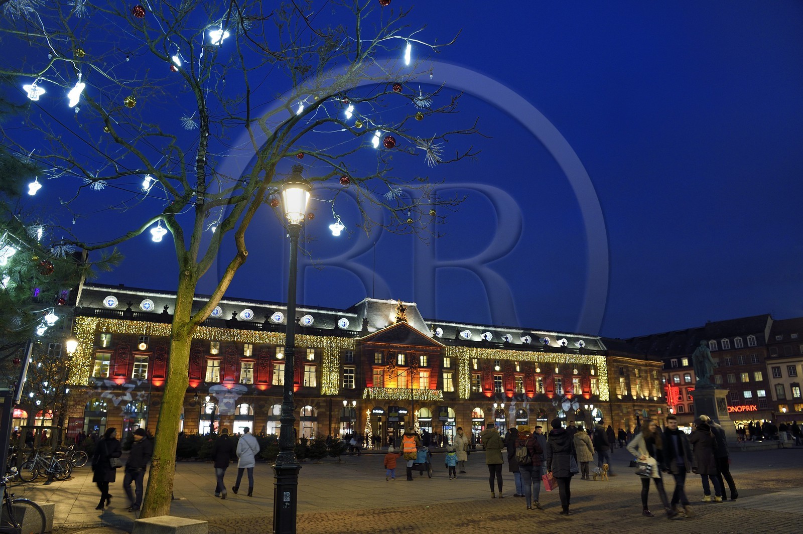 France, Bas-Rhin (67), Strasbourg, vieille ville classée au Patrimoine Mondial de l'UNESCO, place Kléber à Noel, l'Aubette