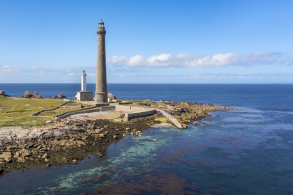 France, Finistère (29), Pays des Abers, Ile Vierge dans l'archipel de Lilia, le phare de l'Ile Vierge, le plus haut phare d'Europe avec 82,5 mètres, et l'ancien phare de 1845 (vue aérienne)
