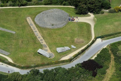 France, Morbihan (56), Golfe du Morbihan, Locmariaquer, le grand menhir brisé d'Er Grah et le cairn de la Table des Marchands (vue aérienne)