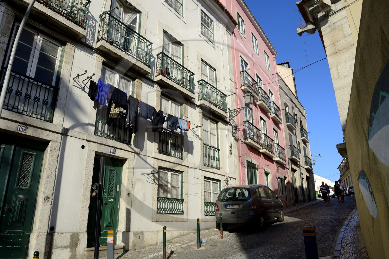 Portugal, Lisbon, Alfama district, Costa do Castelo street below the castle ramparts
