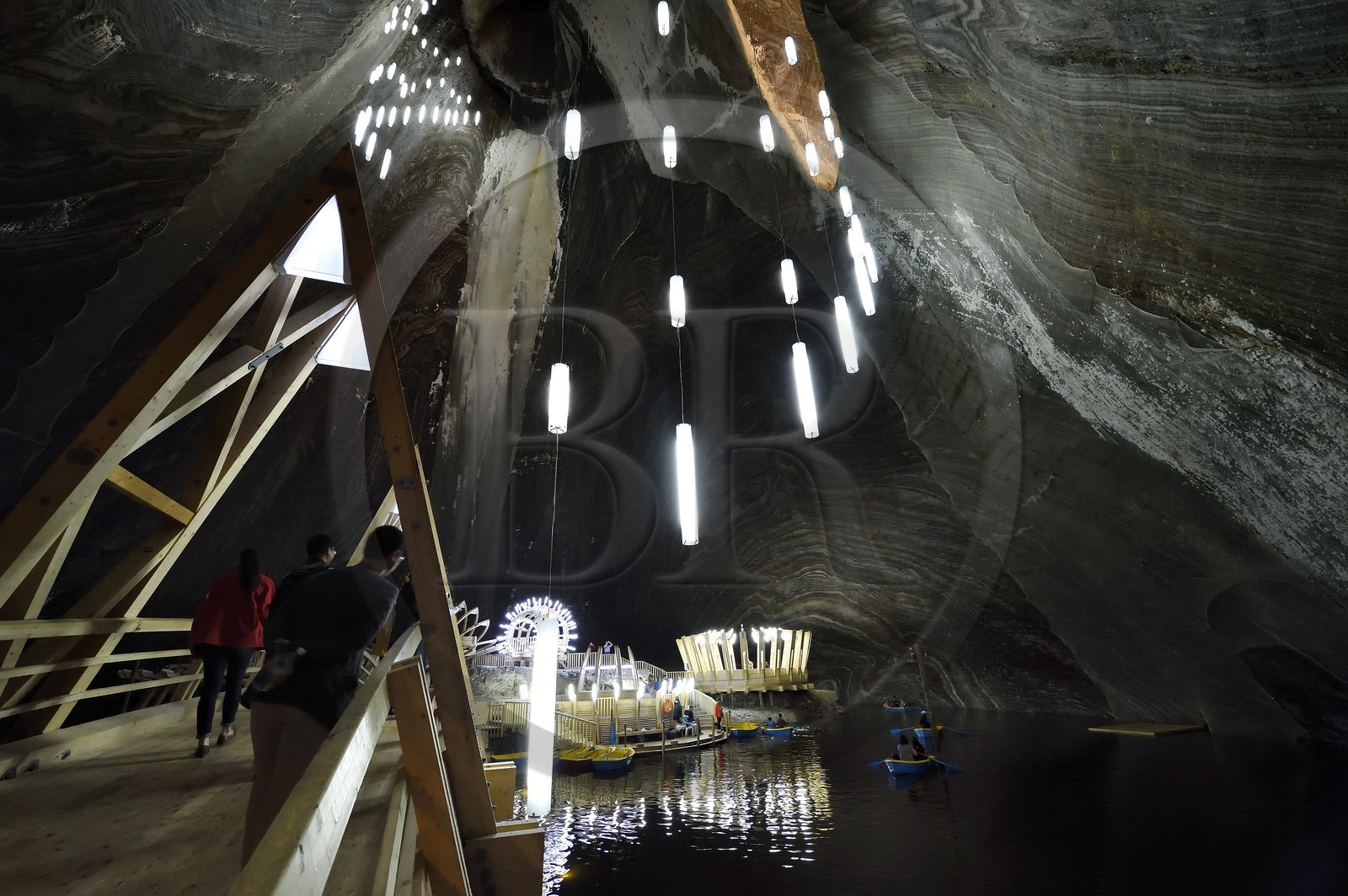 Roumanie, Transylvanie, région de Cluj, Turda, ancienne mine de sel de Turda dont l'exploitation a commencée à l'époque romaine, transformée en centre de loisirs et de santé, le lac souterrain