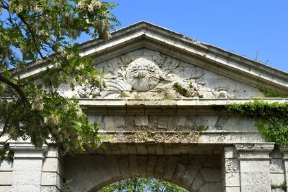 France, Charente-Maritime (17), La Rochelle, l'Avant-Porte Royale dans la promenade Henriette Bouchet-Pelletier