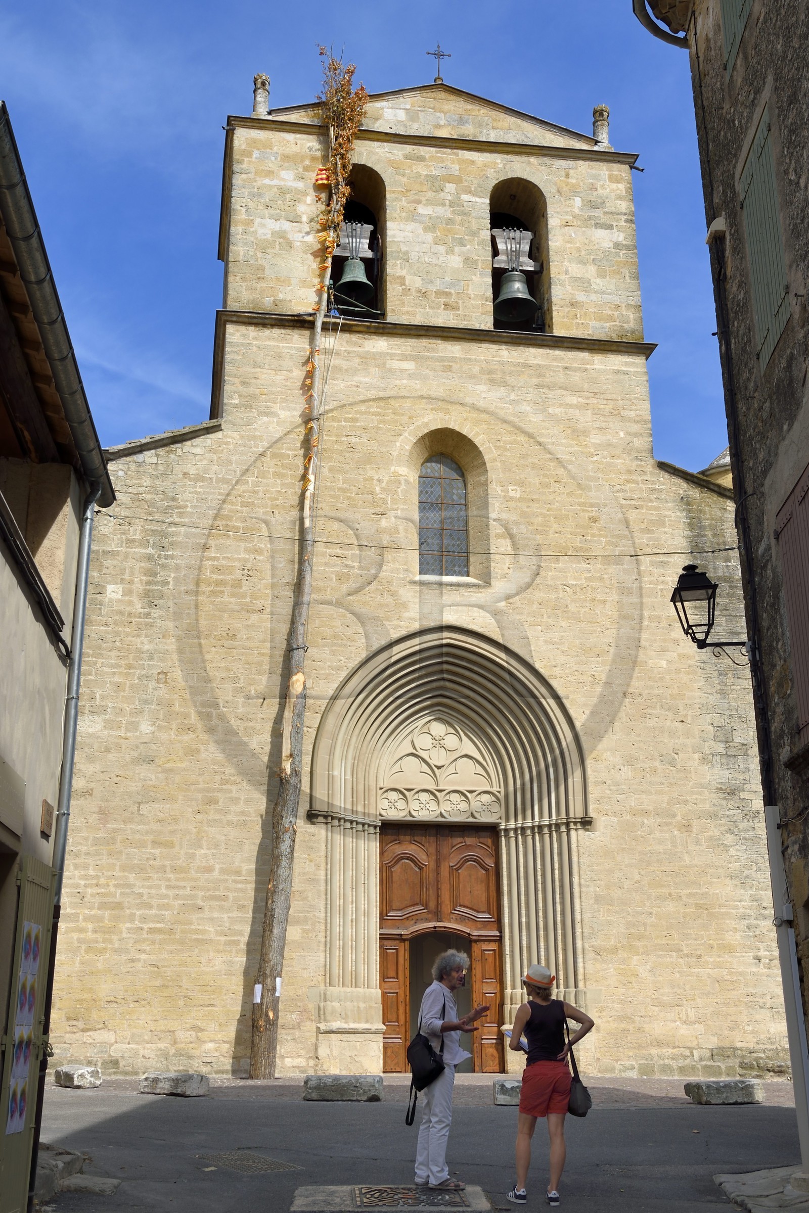 France, Vaucluse, Parc Naturel Regional du Luberon (Natural Regional Park of Luberon), Cucuron, labelled Les Plus Beaux Villages de France (The Most Beautiful Villages of France), Notre Dame de Beaulieu church and it's May tree (maypole)