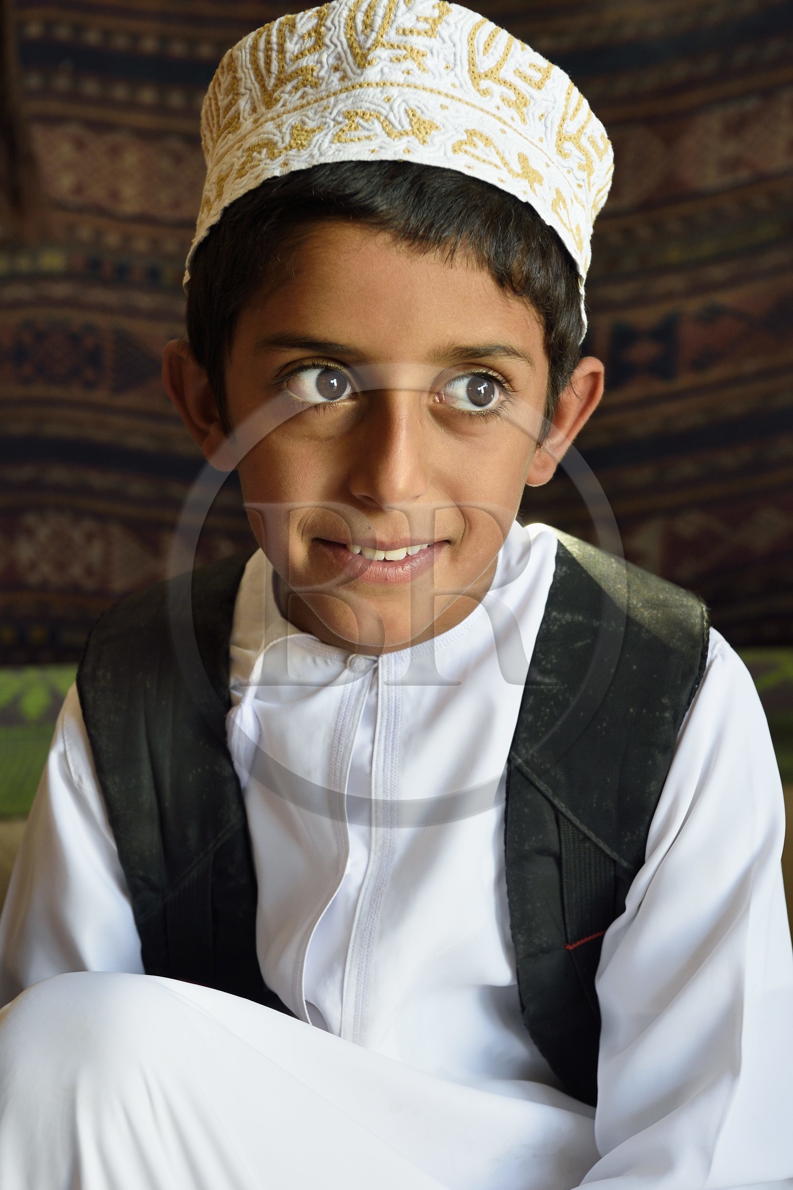 Sultanat d'Oman, gouvernorat de Ash Sharqiyah, désert des Wahiba Sands ou Sharqiya Sands, village bédouin de al-Wasil, famille bédouine al-Badri, Said qui rentre de l'école