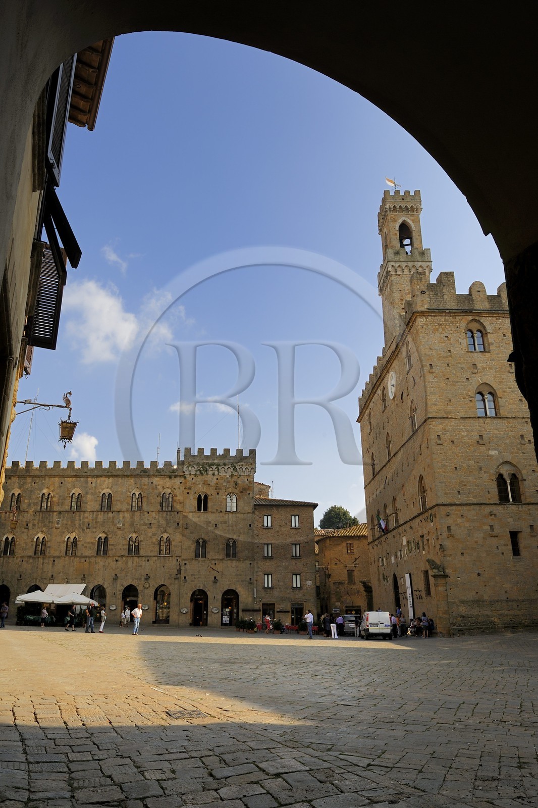 Italie, Toscane, Val di Cecina, Volterra, Piazza dei Priori, Palazzo dei Priori à droite