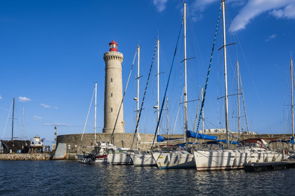 France, Hérault (34), Sète, le port de plaisance et le phare du mole Saint-Louis