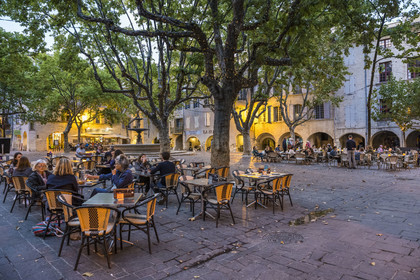 France, Gard (30), Uzès, la Place aux Herbes entourée de maisons à arcades et ses terrasses de café