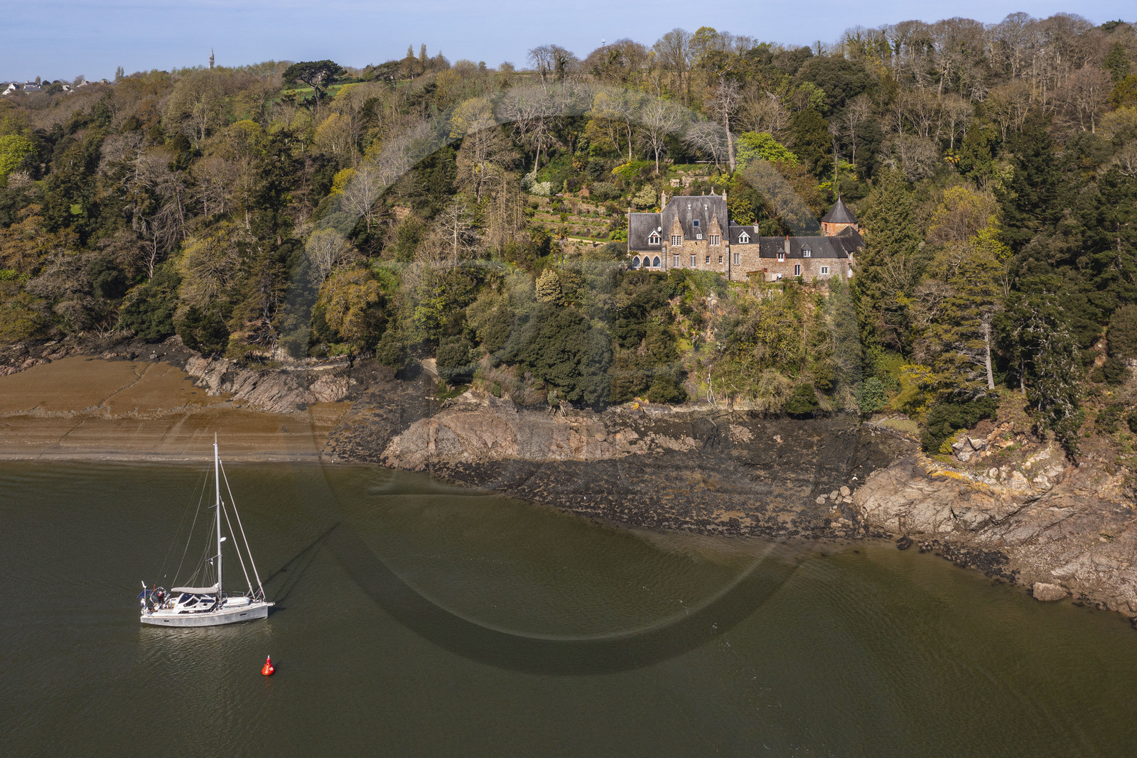 France, Côtes-d'Armor (22), Plouguiel, le Jardin botanique du Kestellic, classé jardin remarquable et son petit manoir typiquement néo breton dominant le fleuve Jaudy, voilier du chantier naval Boréal (vue aérienne)