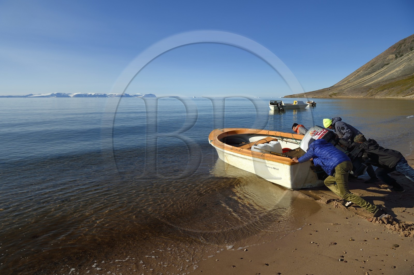 Groenland, cote Nord-Ouest, Murchison sound au nord de la baie de Baffin, Siorapaluk, village le plus septentrional du Groenland, les habitants se déplacent la plupart du temps en bateau l'été pour aller chasser