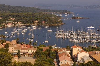 France, Var (83), Iles d'Hyères, parc national de Port-Cros, île de Porquerolles, le village et la place d'Armes