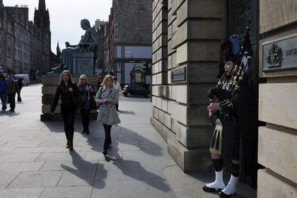 Royaume-Uni, Ecosse, Edimbourg, The Royal Mile, joueur de cornemuse dans High street