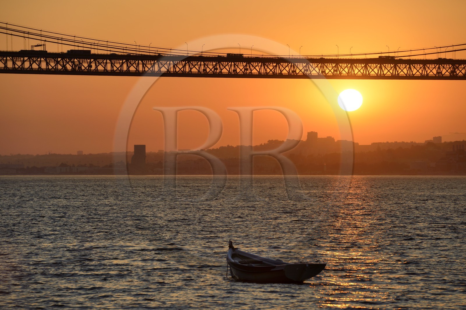 Portugal, Lisbonne, le pont du 25 de Abril sur le Tage