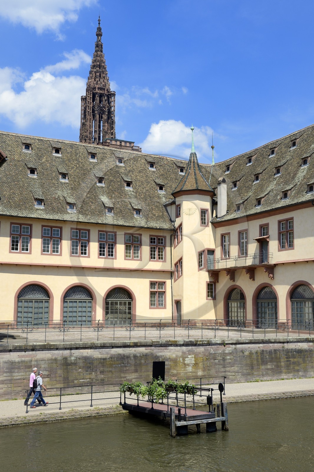 France, Bas-Rhin (67), Strasbourg, vieille ville classée au Patrimoine Mondial de l'UNESCO, le musée Historique sur les bords de l'Ill et la cathédrale Notre Dame en arrière plan