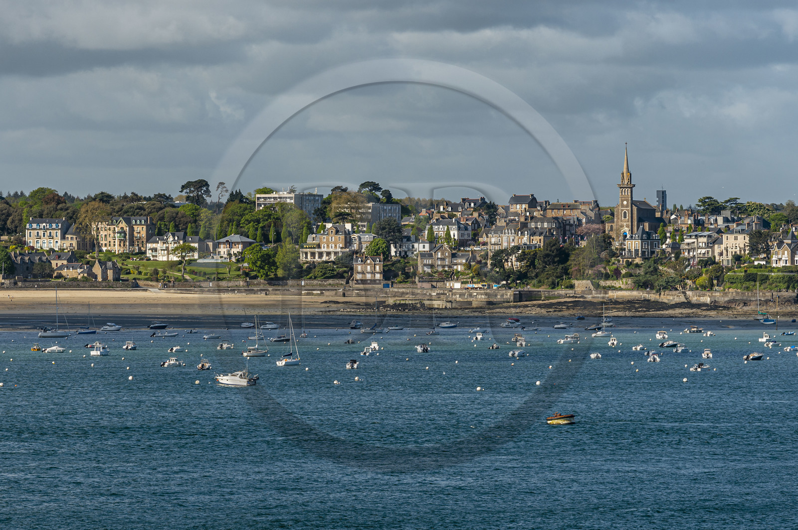 France, Ille-et-Vilaine (35), Côte d'Emeraude, Dinard, église Notre Dame d'Emeraude dans la baie du Prieuré