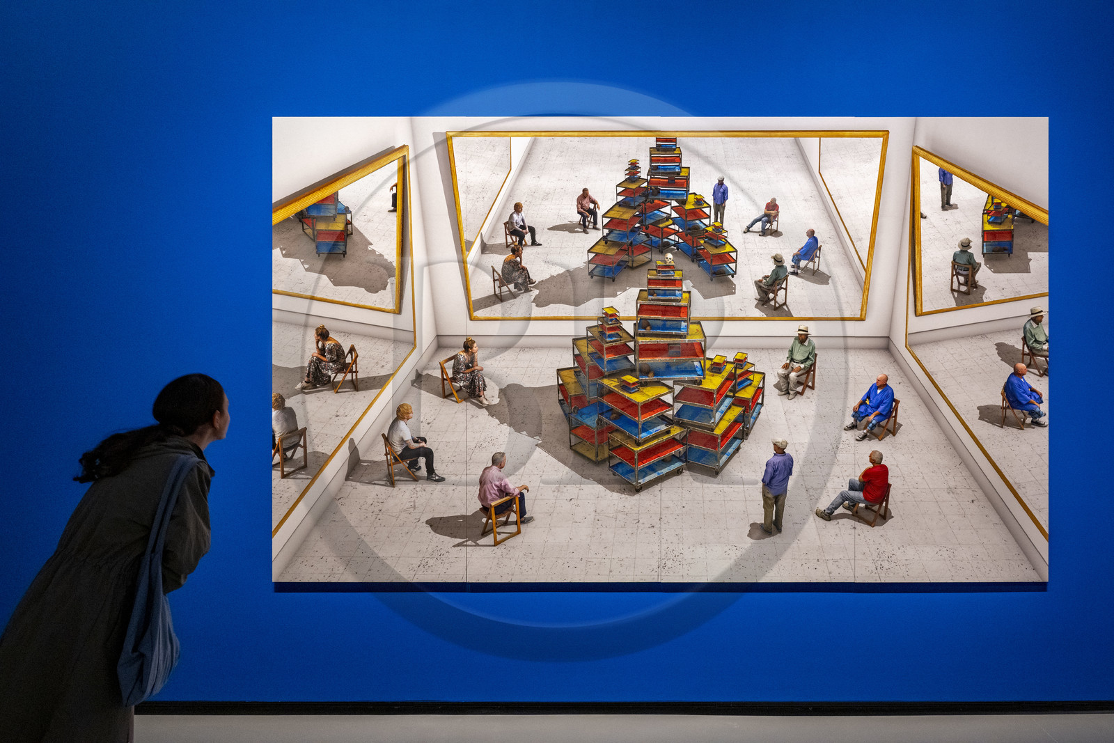 France, Paris (75), Bois de Boulogne, la fondation Louis Vuitton de l'architecte Frank Gehry, exposition David Hockney 25, Spectateurs regardant un ready-made avec crâne et miroirs (2018)