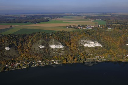 France, Eure (27), les falaises calcaires le long de la Seine en aval des Andelys (vue aérienne)