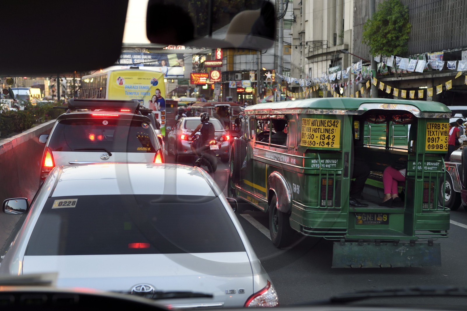 Philippines, Ile de Luzon, Manille, jeepney (jeep allongée pour le transport de passagers) dans les embouteillages sur Antipolo street